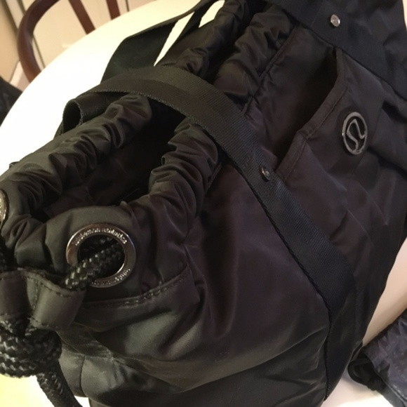 Lululemon "Effortless Tote" gym bag - Picture 6 of 6